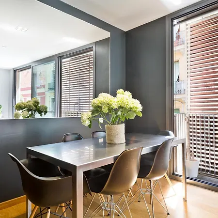 My Space Emirates - Bright In Gracia With Shared Pool Appartement
