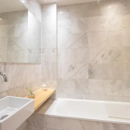 My Space Emirates - Bright In Gracia With Shared Pool 아파트